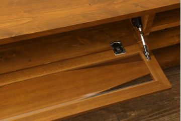 ワードローブをテレビボードとウォールミラーにリメイク!テレビボードのダウン扉に既存の扉とガラスを利用。引き出し2杯を取り付け、両側収納には可動棚を設置。天板と脚を取り付けてテレビボードに。もう一つの扉は内部のミラーをそのまま取り付けてウォールミラーに。