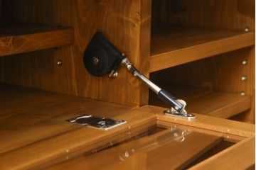 ワードローブをテレビボードとウォールミラーにリメイク!テレビボードのダウン扉に既存の扉とガラスを利用。引き出し2杯を取り付け、両側収納には可動棚を設置。天板と脚を取り付けてテレビボードに。もう一つの扉は内部のミラーをそのまま取り付けてウォールミラーに。