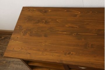 ワードローブをテレビボードとウォールミラーにリメイク!テレビボードのダウン扉に既存の扉とガラスを利用。引き出し2杯を取り付け、両側収納には可動棚を設置。天板と脚を取り付けてテレビボードに。もう一つの扉は内部のミラーをそのまま取り付けてウォールミラーに。