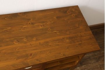 ワードローブをテレビボードとウォールミラーにリメイク!テレビボードのダウン扉に既存の扉とガラスを利用。引き出し2杯を取り付け、両側収納には可動棚を設置。天板と脚を取り付けてテレビボードに。もう一つの扉は内部のミラーをそのまま取り付けてウォールミラーに。