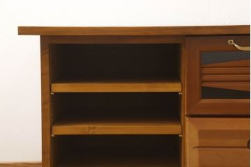 ワードローブをテレビボードとウォールミラーにリメイク!テレビボードのダウン扉に既存の扉とガラスを利用。引き出し2杯を取り付け、両側収納には可動棚を設置。天板と脚を取り付けてテレビボードに。もう一つの扉は内部のミラーをそのまま取り付けてウォールミラーに。