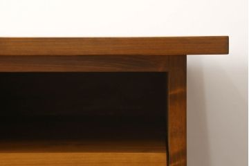 ワードローブをテレビボードとウォールミラーにリメイク!テレビボードのダウン扉に既存の扉とガラスを利用。引き出し2杯を取り付け、両側収納には可動棚を設置。天板と脚を取り付けてテレビボードに。もう一つの扉は内部のミラーをそのまま取り付けてウォールミラーに。