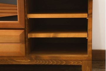 ワードローブをテレビボードとウォールミラーにリメイク!テレビボードのダウン扉に既存の扉とガラスを利用。引き出し2杯を取り付け、両側収納には可動棚を設置。天板と脚を取り付けてテレビボードに。もう一つの扉は内部のミラーをそのまま取り付けてウォールミラーに。