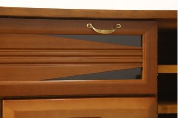 ワードローブをテレビボードとウォールミラーにリメイク!テレビボードのダウン扉に既存の扉とガラスを利用。引き出し2杯を取り付け、両側収納には可動棚を設置。天板と脚を取り付けてテレビボードに。もう一つの扉は内部のミラーをそのまま取り付けてウォールミラーに。