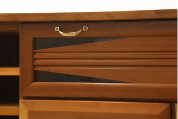 ワードローブをテレビボードとウォールミラーにリメイク!テレビボードのダウン扉に既存の扉とガラスを利用。引き出し2杯を取り付け、両側収納には可動棚を設置。天板と脚を取り付けてテレビボードに。もう一つの扉は内部のミラーをそのまま取り付けてウォールミラーに。