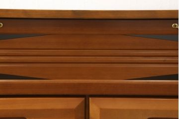 ワードローブをテレビボードとウォールミラーにリメイク!テレビボードのダウン扉に既存の扉とガラスを利用。引き出し2杯を取り付け、両側収納には可動棚を設置。天板と脚を取り付けてテレビボードに。もう一つの扉は内部のミラーをそのまま取り付けてウォールミラーに。