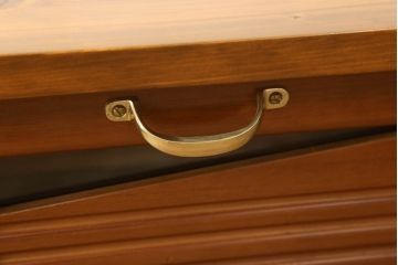 ワードローブをテレビボードとウォールミラーにリメイク!テレビボードのダウン扉に既存の扉とガラスを利用。引き出し2杯を取り付け、両側収納には可動棚を設置。天板と脚を取り付けてテレビボードに。もう一つの扉は内部のミラーをそのまま取り付けてウォールミラーに。