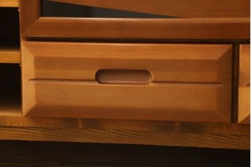 ワードローブをテレビボードとウォールミラーにリメイク!テレビボードのダウン扉に既存の扉とガラスを利用。引き出し2杯を取り付け、両側収納には可動棚を設置。天板と脚を取り付けてテレビボードに。もう一つの扉は内部のミラーをそのまま取り付けてウォールミラーに。