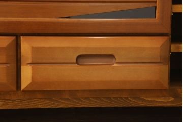 ワードローブをテレビボードとウォールミラーにリメイク!テレビボードのダウン扉に既存の扉とガラスを利用。引き出し2杯を取り付け、両側収納には可動棚を設置。天板と脚を取り付けてテレビボードに。もう一つの扉は内部のミラーをそのまま取り付けてウォールミラーに。