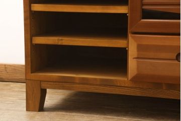 ワードローブをテレビボードとウォールミラーにリメイク!テレビボードのダウン扉に既存の扉とガラスを利用。引き出し2杯を取り付け、両側収納には可動棚を設置。天板と脚を取り付けてテレビボードに。もう一つの扉は内部のミラーをそのまま取り付けてウォールミラーに。