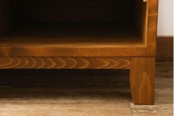 ワードローブをテレビボードとウォールミラーにリメイク!テレビボードのダウン扉に既存の扉とガラスを利用。引き出し2杯を取り付け、両側収納には可動棚を設置。天板と脚を取り付けてテレビボードに。もう一つの扉は内部のミラーをそのまま取り付けてウォールミラーに。