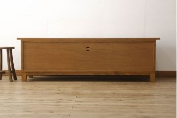 ワードローブをテレビボードとウォールミラーにリメイク!テレビボードのダウン扉に既存の扉とガラスを利用。引き出し2杯を取り付け、両側収納には可動棚を設置。天板と脚を取り付けてテレビボードに。もう一つの扉は内部のミラーをそのまま取り付けてウォールミラーに。