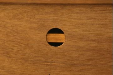 ワードローブをテレビボードとウォールミラーにリメイク!テレビボードのダウン扉に既存の扉とガラスを利用。引き出し2杯を取り付け、両側収納には可動棚を設置。天板と脚を取り付けてテレビボードに。もう一つの扉は内部のミラーをそのまま取り付けてウォールミラーに。