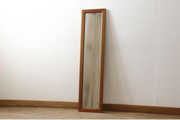 ワードローブをテレビボードとウォールミラーにリメイク!テレビボードのダウン扉に既存の扉とガラスを利用。引き出し2杯を取り付け、両側収納には可動棚を設置。天板と脚を取り付けてテレビボードに。もう一つの扉は内部のミラーをそのまま取り付けてウォールミラーに。