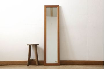 ワードローブをテレビボードとウォールミラーにリメイク!テレビボードのダウン扉に既存の扉とガラスを利用。引き出し2杯を取り付け、両側収納には可動棚を設置。天板と脚を取り付けてテレビボードに。もう一つの扉は内部のミラーをそのまま取り付けてウォールミラーに。