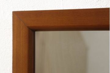 ワードローブをテレビボードとウォールミラーにリメイク!テレビボードのダウン扉に既存の扉とガラスを利用。引き出し2杯を取り付け、両側収納には可動棚を設置。天板と脚を取り付けてテレビボードに。もう一つの扉は内部のミラーをそのまま取り付けてウォールミラーに。