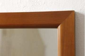 ワードローブをテレビボードとウォールミラーにリメイク!テレビボードのダウン扉に既存の扉とガラスを利用。引き出し2杯を取り付け、両側収納には可動棚を設置。天板と脚を取り付けてテレビボードに。もう一つの扉は内部のミラーをそのまま取り付けてウォールミラーに。