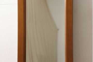 ワードローブをテレビボードとウォールミラーにリメイク!テレビボードのダウン扉に既存の扉とガラスを利用。引き出し2杯を取り付け、両側収納には可動棚を設置。天板と脚を取り付けてテレビボードに。もう一つの扉は内部のミラーをそのまま取り付けてウォールミラーに。