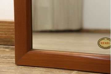 ワードローブをテレビボードとウォールミラーにリメイク!テレビボードのダウン扉に既存の扉とガラスを利用。引き出し2杯を取り付け、両側収納には可動棚を設置。天板と脚を取り付けてテレビボードに。もう一つの扉は内部のミラーをそのまま取り付けてウォールミラーに。