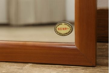 ワードローブをテレビボードとウォールミラーにリメイク!テレビボードのダウン扉に既存の扉とガラスを利用。引き出し2杯を取り付け、両側収納には可動棚を設置。天板と脚を取り付けてテレビボードに。もう一つの扉は内部のミラーをそのまま取り付けてウォールミラーに。