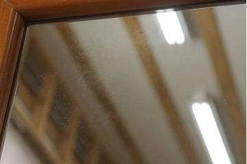 ワードローブをテレビボードとウォールミラーにリメイク!テレビボードのダウン扉に既存の扉とガラスを利用。引き出し2杯を取り付け、両側収納には可動棚を設置。天板と脚を取り付けてテレビボードに。もう一つの扉は内部のミラーをそのまま取り付けてウォールミラーに。