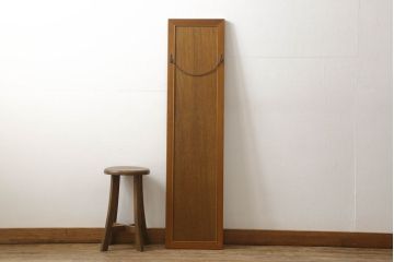 ワードローブをテレビボードとウォールミラーにリメイク!テレビボードのダウン扉に既存の扉とガラスを利用。引き出し2杯を取り付け、両側収納には可動棚を設置。天板と脚を取り付けてテレビボードに。もう一つの扉は内部のミラーをそのまま取り付けてウォールミラーに。