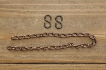 ワードローブをテレビボードとウォールミラーにリメイク!テレビボードのダウン扉に既存の扉とガラスを利用。引き出し2杯を取り付け、両側収納には可動棚を設置。天板と脚を取り付けてテレビボードに。もう一つの扉は内部のミラーをそのまま取り付けてウォールミラーに。