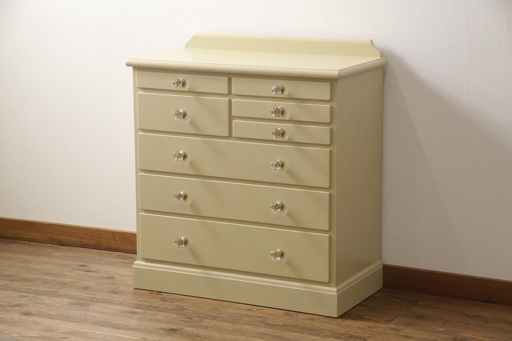 チェストをペイントリメイク!高品質リペアを施し、取っ手を全て交換。モカベージュにペイント仕上げ。