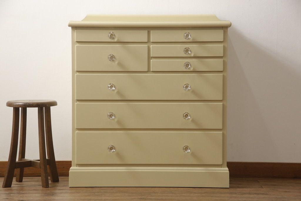 チェストをペイントリメイク!高品質リペアを施し、取っ手を全て交換。モカベージュにペイント仕上げ。