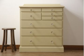 チェストをペイントリメイク!高品質リペアを施し、取っ手を全て交換。モカベージュにペイント仕上げ。