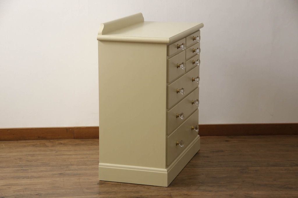 チェストをペイントリメイク!高品質リペアを施し、取っ手を全て交換。モカベージュにペイント仕上げ。