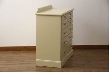 チェストをペイントリメイク!高品質リペアを施し、取っ手を全て交換。モカベージュにペイント仕上げ。