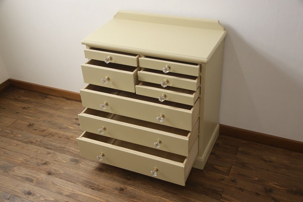 チェストをペイントリメイク!高品質リペアを施し、取っ手を全て交換。モカベージュにペイント仕上げ。