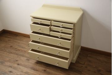 チェストをペイントリメイク!高品質リペアを施し、取っ手を全て交換。モカベージュにペイント仕上げ。