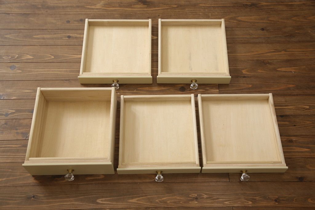 チェストをペイントリメイク!高品質リペアを施し、取っ手を全て交換。モカベージュにペイント仕上げ。