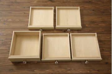 チェストをペイントリメイク!高品質リペアを施し、取っ手を全て交換。モカベージュにペイント仕上げ。