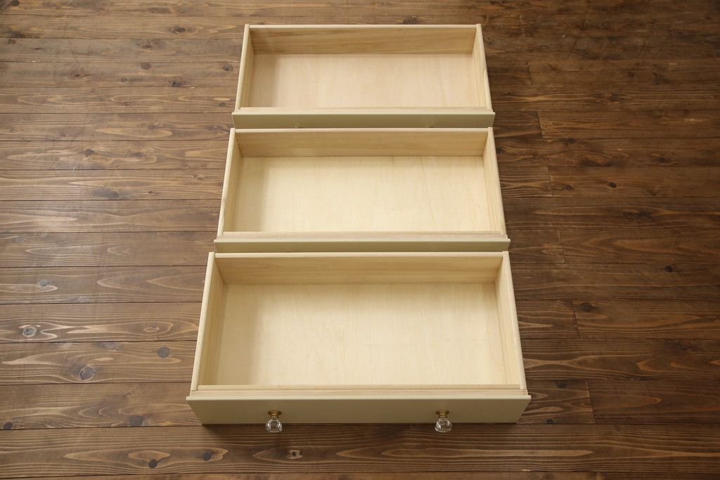 チェストをペイントリメイク!高品質リペアを施し、取っ手を全て交換。モカベージュにペイント仕上げ。