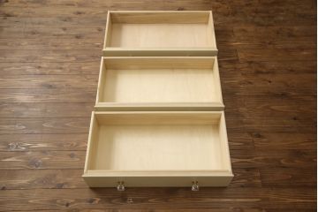 チェストをペイントリメイク!高品質リペアを施し、取っ手を全て交換。モカベージュにペイント仕上げ。