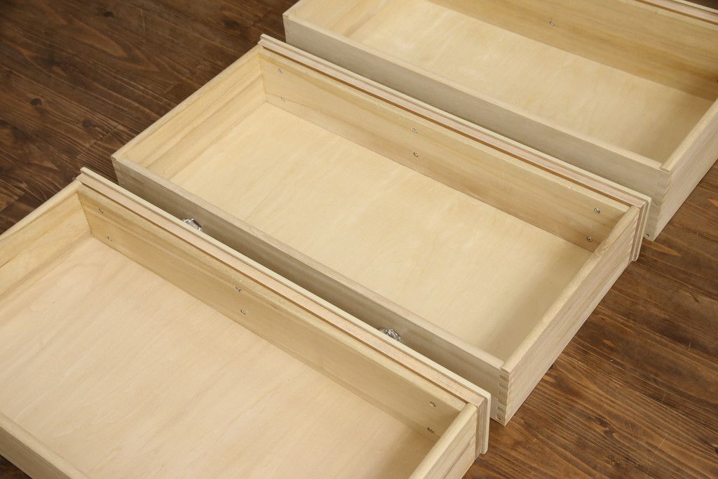 チェストをペイントリメイク!高品質リペアを施し、取っ手を全て交換。モカベージュにペイント仕上げ。