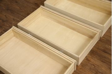 チェストをペイントリメイク!高品質リペアを施し、取っ手を全て交換。モカベージュにペイント仕上げ。