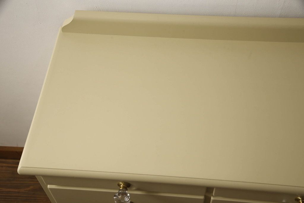 チェストをペイントリメイク!高品質リペアを施し、取っ手を全て交換。モカベージュにペイント仕上げ。