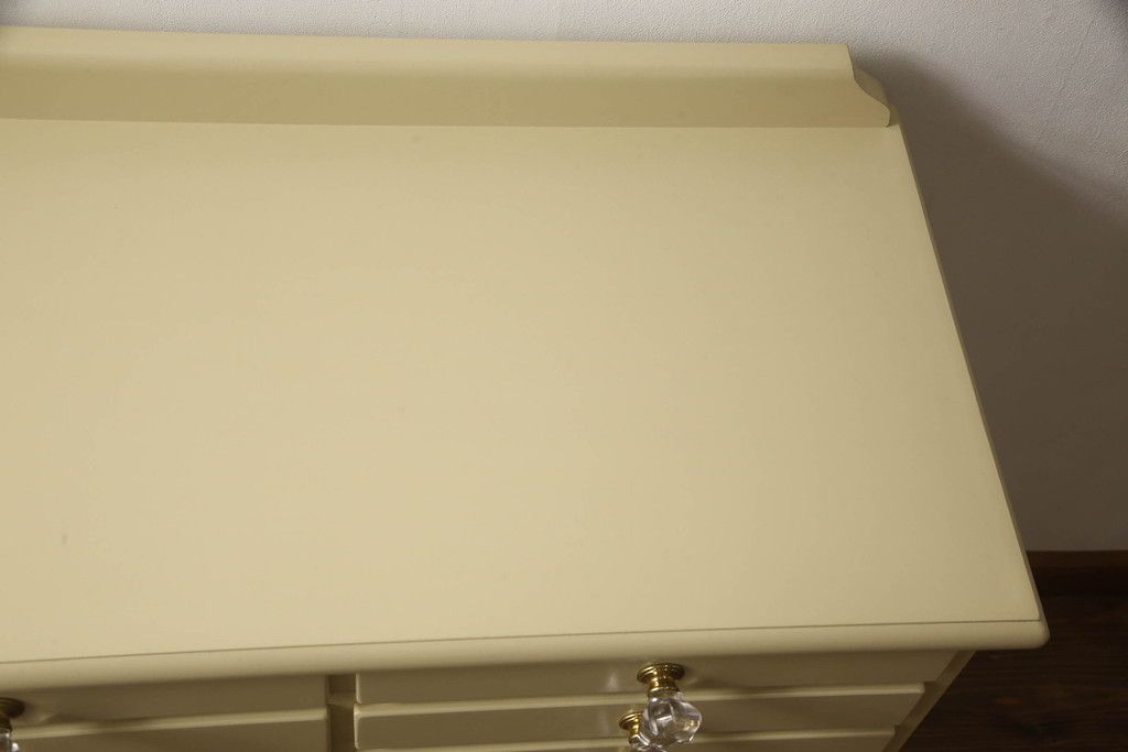 チェストをペイントリメイク!高品質リペアを施し、取っ手を全て交換。モカベージュにペイント仕上げ。