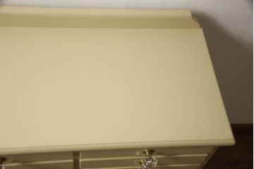 チェストをペイントリメイク!高品質リペアを施し、取っ手を全て交換。モカベージュにペイント仕上げ。