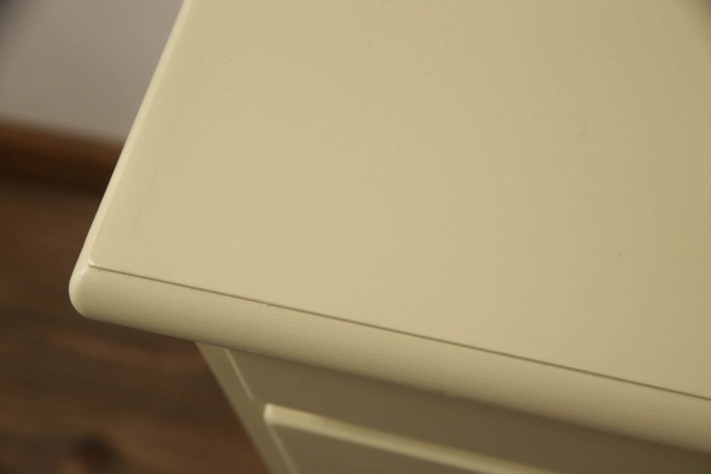 チェストをペイントリメイク!高品質リペアを施し、取っ手を全て交換。モカベージュにペイント仕上げ。