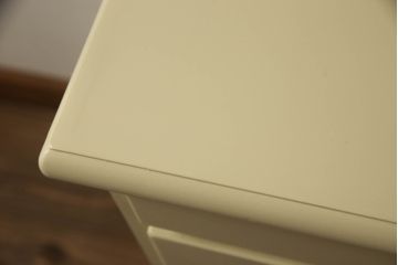 チェストをペイントリメイク!高品質リペアを施し、取っ手を全て交換。モカベージュにペイント仕上げ。