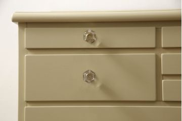 チェストをペイントリメイク!高品質リペアを施し、取っ手を全て交換。モカベージュにペイント仕上げ。