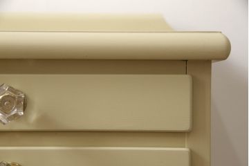 チェストをペイントリメイク!高品質リペアを施し、取っ手を全て交換。モカベージュにペイント仕上げ。