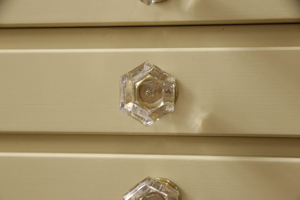 チェストをペイントリメイク!高品質リペアを施し、取っ手を全て交換。モカベージュにペイント仕上げ。