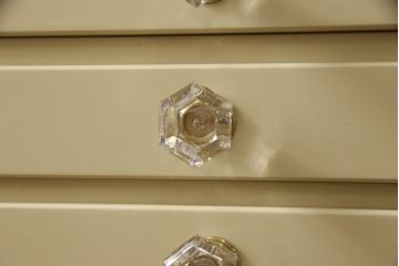 チェストをペイントリメイク!高品質リペアを施し、取っ手を全て交換。モカベージュにペイント仕上げ。