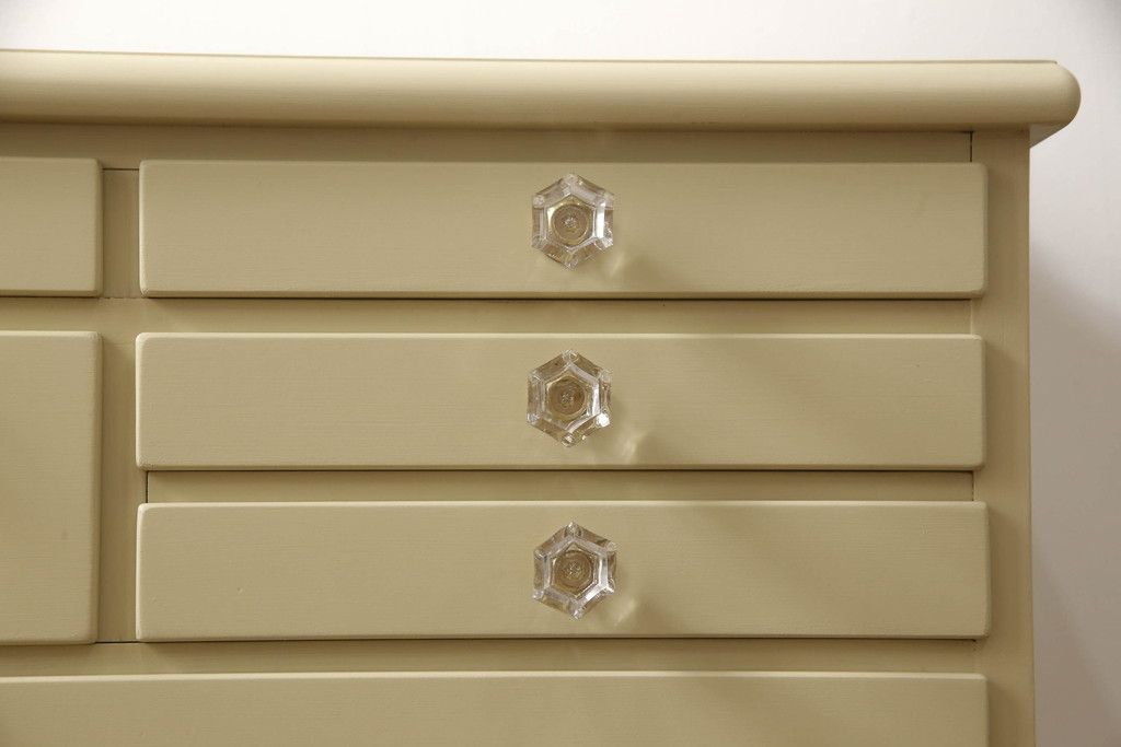 チェストをペイントリメイク!高品質リペアを施し、取っ手を全て交換。モカベージュにペイント仕上げ。